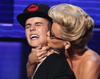 La presentadora de la gala, Jenny McCarthy. besa a Justin Bieber durante la entrega de premios.