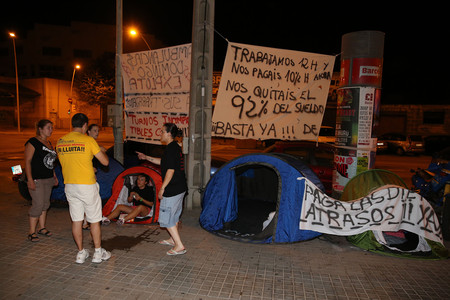 Treballadors d'Ambulàncies Domingo, acampats davant la seu de l'empresa a Barcelona.
