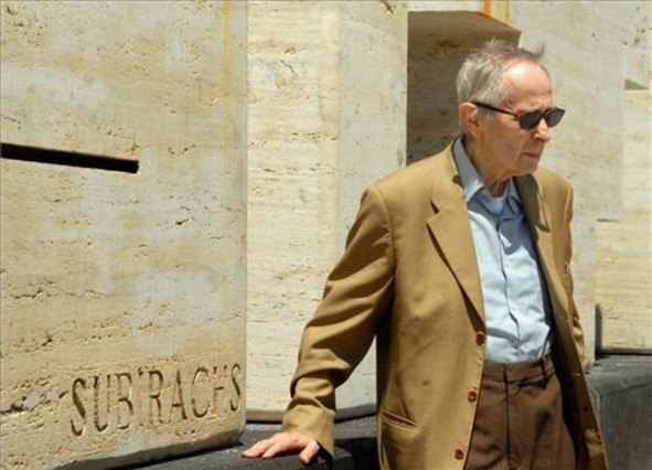 Josep Maria Subirachs davant la seva escultura 'Sitges' a Vilafranca el 2008.