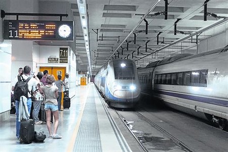 Un tren AVE entra ayer por la tarde en la estación de Girona, una vez restablecido el servicio interrumpido cinco días antes por la inundación del túnel.
