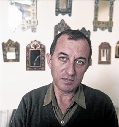 En su casa de París8 Goytisolo, en 1988.