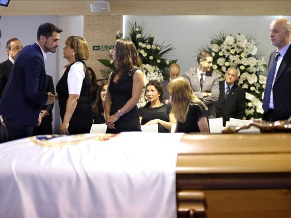 Florentino Pérez eIker Casillas junto a la familia de Di Stéfano en la capilla ardiente