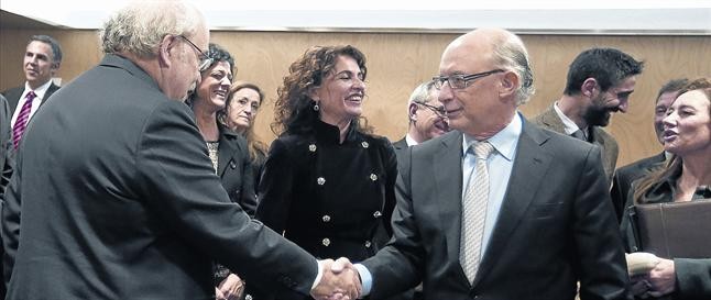 Mas-Colell i Montoro se saluden a l'inici del Consell de Política Fiscal i Financera.