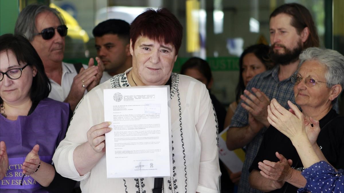 La presidenta de SOS Bebes Robados de Almeria Maria Ascension Lopez muestra la sentencia que la condena por un delito de injurias despues de decir que una monja habia organizado su adopcion