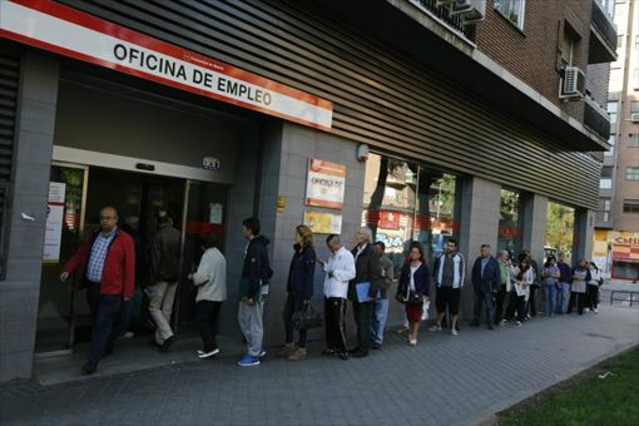 Espanya es manté com el segon país amb més atur de la UE, tot i ser on més va baixar