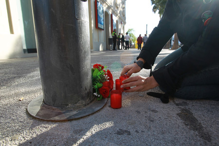 Flores en la estación de Castelldefels donde un joven agredió y causó la muerte a un vigilante de seguridad.