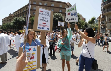 Manifestación de personal sanitario y pacientes en contra del cierre del Hospital Dos de Maig JOSEP GARCIA