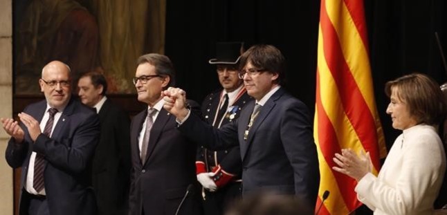 Puigdemont promete solo fidelidad al "pueblo de Catalunya" y obvia al Rey y a la Constitución