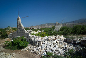 Casa derruida tras el desalojo de una familia en el campo de desplazados de Canaan.