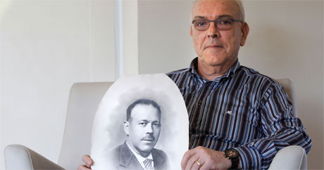 Gerard Palls, amb una foto del seu avi a Barcelona, aquesta setmana.