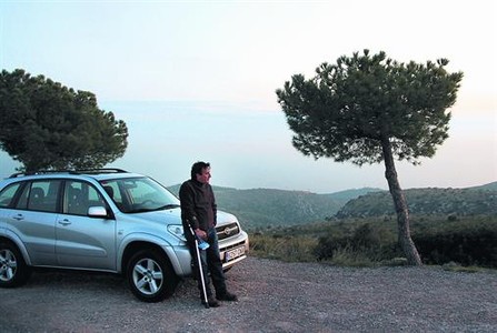 Extraño hogar 8 Jose Maria Masip, la semana pasada, apoyado en su coche, en el que vive en un mirador del parque natural del Garraf.