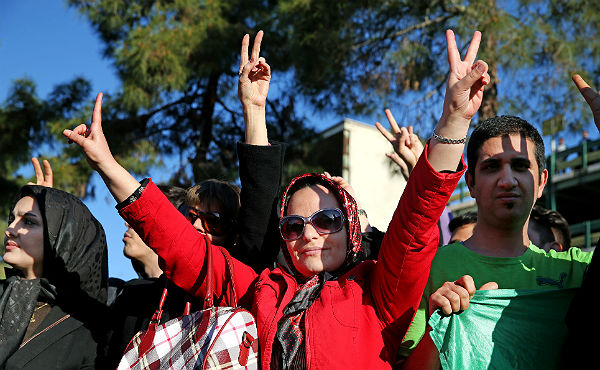 Los iranís salen a la calle para celebrar el histórico acuerdo.