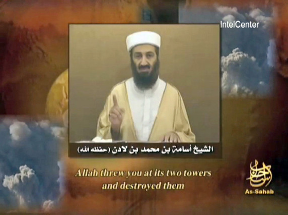 El líder de Al Qaeda se dirige a la población en esta imagen sacada de un vídeo y dada a conocer el 11 de septiembre del 2007. 