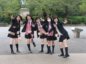 Cinco colegialas recin salidas de la escuela en el parque pblico de Ueno, en Tokyo.