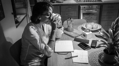 Itziar González es una mujer reflexiva, de las que piensan con papel y boli. En la foto, en su casa.