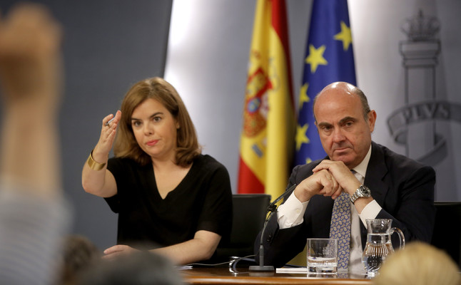 Soraya Sáenz de Santamaría, vicepresidenta del Govern, i Luis de Guindos, ministre d'Economia, durant la roda de premsa que han ofert avui a la Moncloa.