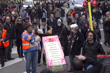 Un grup de manifestants disfressats, a la manifestació de Barcelona.