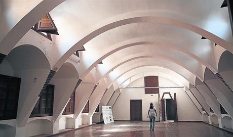 Interior de les antigues cavallerisses dels pavellons Güell, construïts el 1883. L'edifici, que té humitats, requereix una rehabilitació integral.