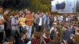 Torn de paraula en una assemblea celebrada pels concentrats a la plaça de Catalunya de Barcelona.