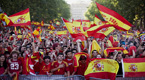 Aficionados de Espaa animan a su equipo durante la retransmisin de la final de la Eurocopa, en el paseo de Recoletos de Valladolid.