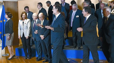 Rajoy y Durao Barroso (tras él), en la foto de familia de comisarios de la CE y la delegación de ministros españoles, ayer, en Bruselas.