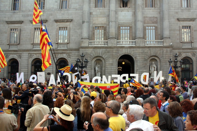 Cientos de ciudadanos se han concentrado en la plaza de Sant Jaume con 'estelades' y 'senyeres'.