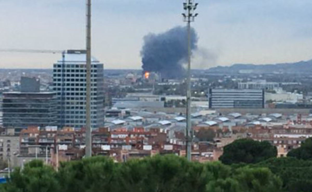 Un incendio afecta a la fábrica de la Seda de Barcelona