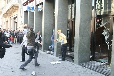 Un manifestant retreu la seva acció a un violent després de trencar vidres d'una sucursal bancària.