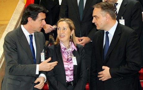 José Manuel Soria (izquierda) conversa con Ana Pastor (centro) y el viceprimer ministro polaco Walter Pawlak (derecha), en la pasada cumbre bilateral en Varsovia.
