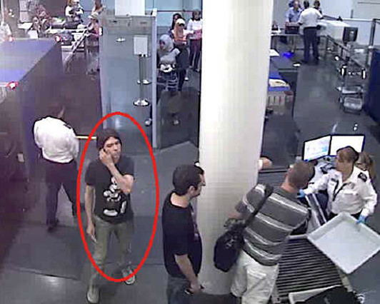 Interpol ha distribuido una foto del sospechoso Luka Rocco Magnotta, en un aeropuerto. AP