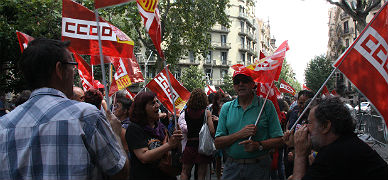 Concentración de trabajadores ante la Delegación del Gobierno en Catalunya para reclamar el derecho a la negociación colectiva, ayer.