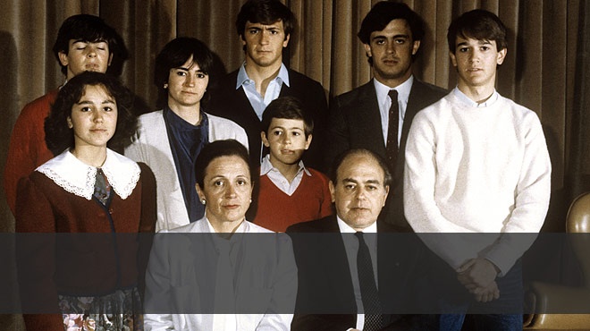 El matrimonio Pujol-Ferrusola y sus siete hijos, en 1986. Los imputados, además del 'expresident' y Marta Ferrusola, son sus hijos Mireia (izquierda), Marta (a su lado) y Pere (derecha)