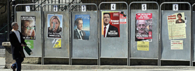 Propaganda de los candidatos a las elecciones presidenciales en Perpiny, ayer. JOAN CASTRO