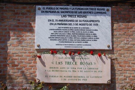 La placa que recuerda a las 'Trece Rosas', en Madrid