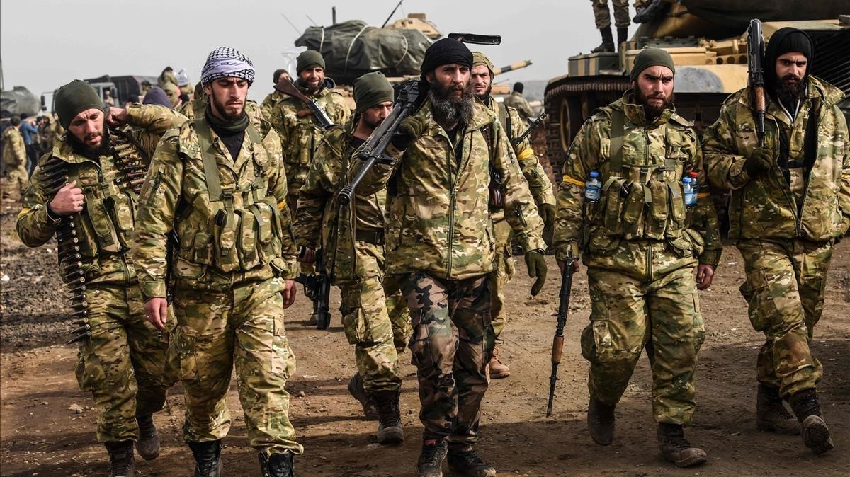 Fuerzas kurdo-sirias junto a la frontera