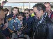 Bruce Springsteen firmando autgrafos tras llegar a Barcelona.