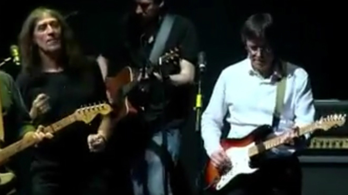 Puigdemont toca la guitarra amb Sopa de Cabra en directe