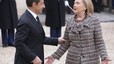 Sarkozy saluda a la secretaria de Estado de EEUU, Hillary Clinton, este sábado, en París. 