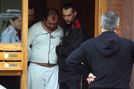 El detenido sale de su vivienda custodiado por los Mossos d'Esquadra. 