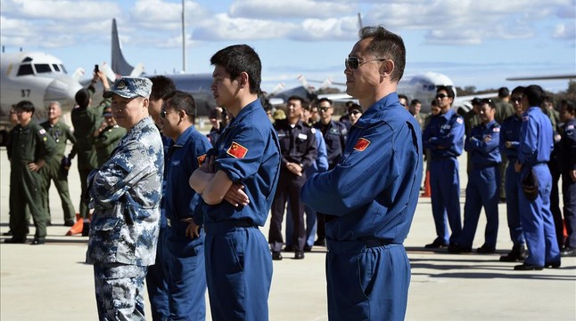 Pilotos de China, Malasia y Japón participantes en la búsqueda, en una base aérea cerca de Perth (Australia), este martes.