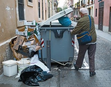 La calle de la Perla de Gràcia, atiborrada de basuras, el pasado sábado.