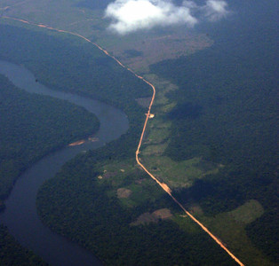 Vista aérea de la selva amazónica, que muestra la deforestación a lo largo de ambos lados de la carretera Trans-Amazónica.