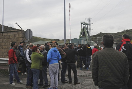 Personas congregadas a las puertas del Pozo Emilio del Valle de Llombera de Gordón (León), este lunes.