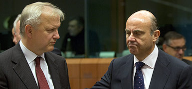 El comisario económico de la CE, Olli Rehn, junto al ministro de Economía Luis de Guindos, en Bruselas. AP