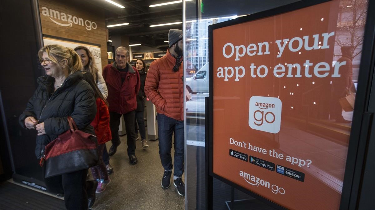 Compradores salen de la tienda de Amazon Go, en Seattle, este lunes.