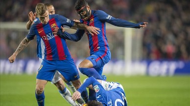 Digne y Rafinha intentan superar a Tito en el Barça-Leganés del Camp Nou.