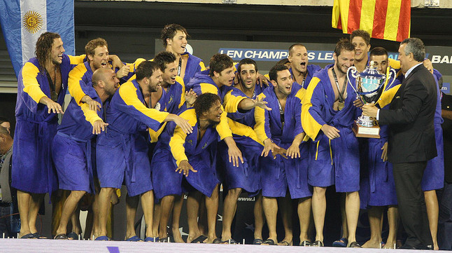 Els jugadors de l'Atlètic Barceloneta reben el trofeu que els acredita com a campions d'Europa de waterpolo, a les piscines Picornell