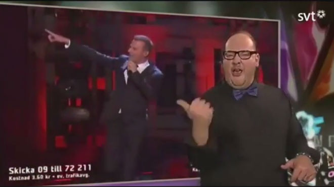 El intrprete de lengua de signos durante una cancin candidata a representar a Suecia en Eurovisin 2015.