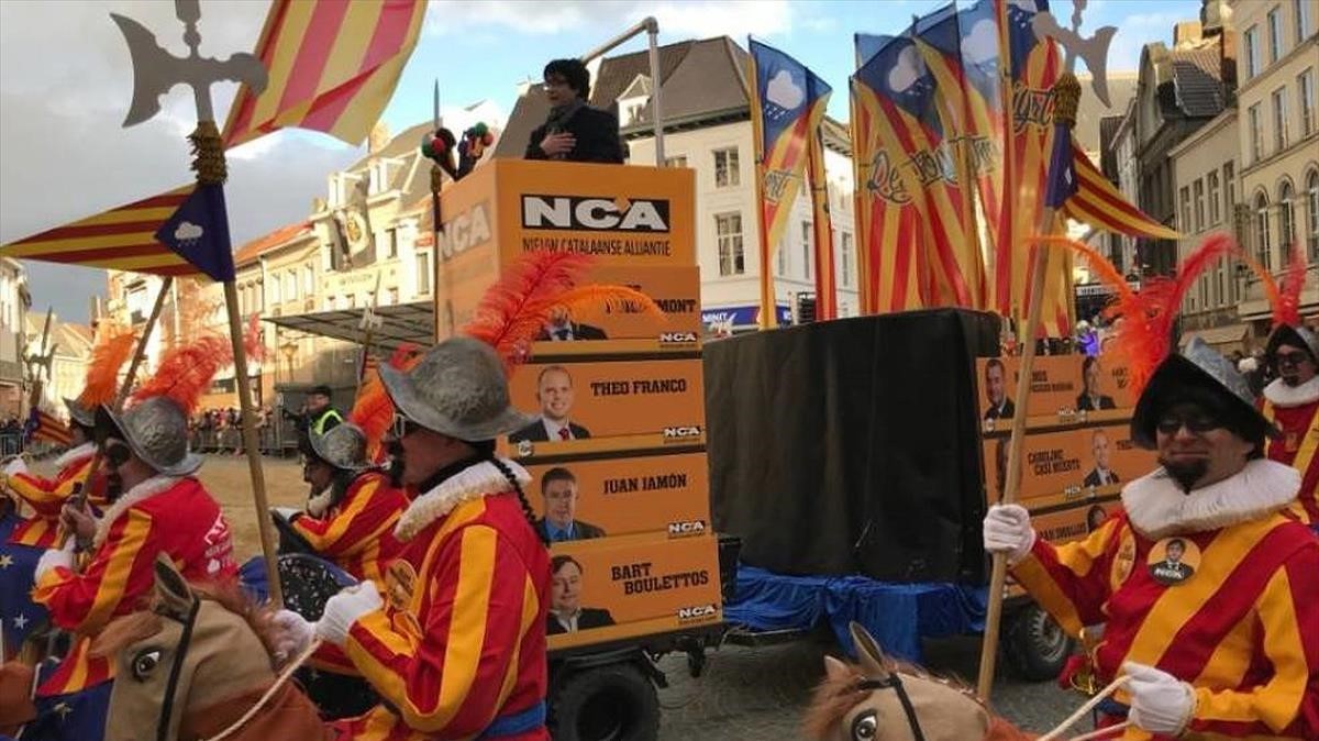 Un imitador de Carles Puigdemont protagoniza una carroza carnavalesca en Alost, Bélgica.