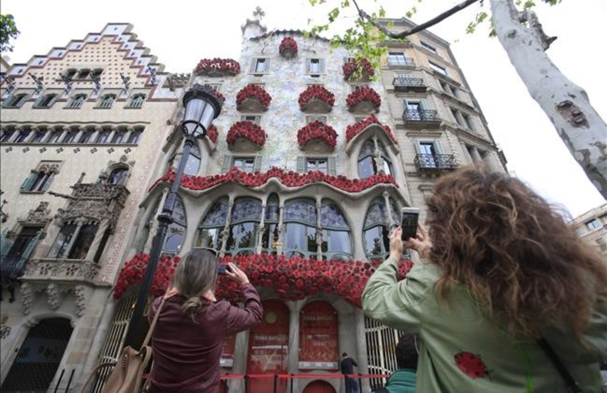 La façana de la Casa Batlló apareix coberta de roses